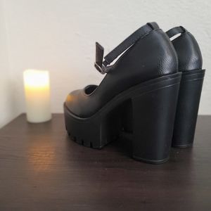 Chic platform with wide heel!